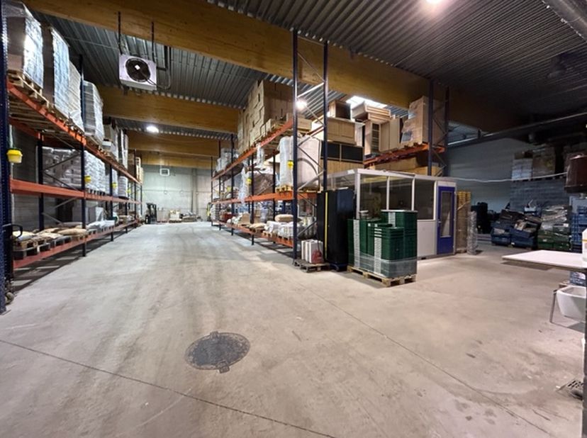 Warehouse for rent in Haren. Moderne warehouse with 2 sectional doors - office space - sanitary, shower and kitchen - Rent: 8900€/month excluding char