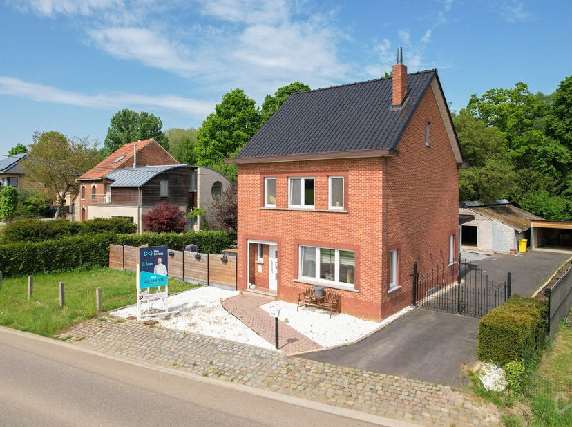 In het landelijke Tielt-Winge, op een uitzonderlijk rustige locatie omgeven door groene velden en een aanpalend en bijhorend bosperceel, bevindt zich