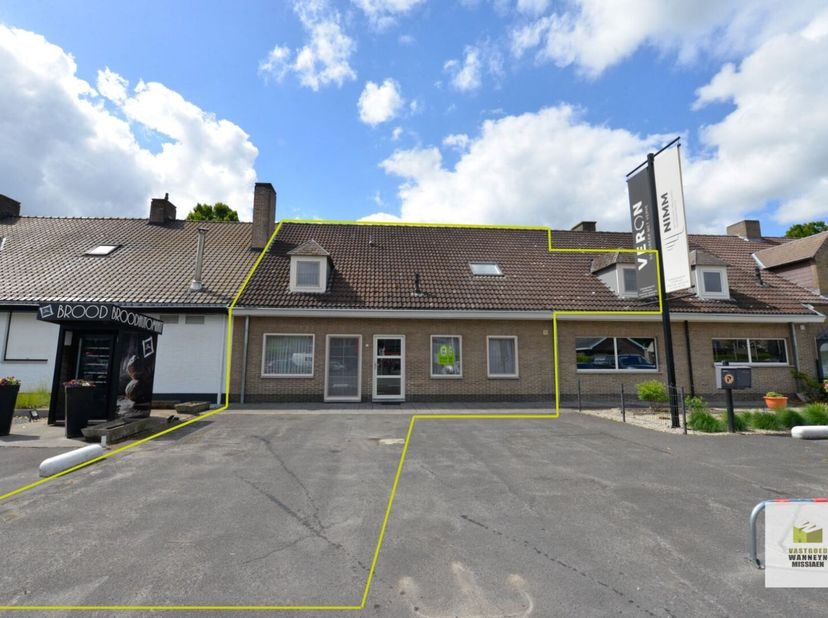 Op een zeer centrale ligging te Beernem vindt u dit ruime appartement (126m2) mét gelijkvloerse praktijk/bureau. Indeling: gemeenschappelijke inkom me