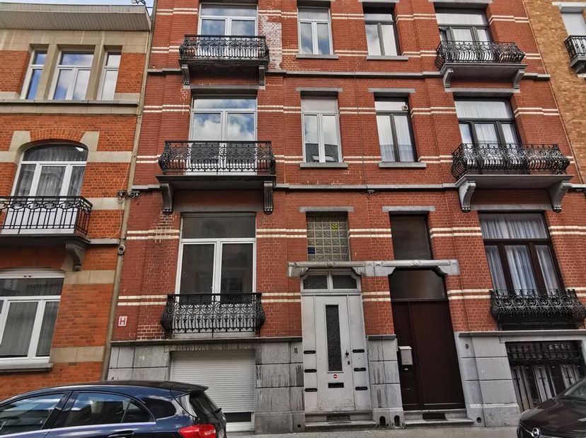 Entre la chasse et la chaussée de Wavre, idéalement situé dans une rue calme à 15 min à pied du Quartier EU, de la VUB et de l&#039;ULB. Les transport en c
