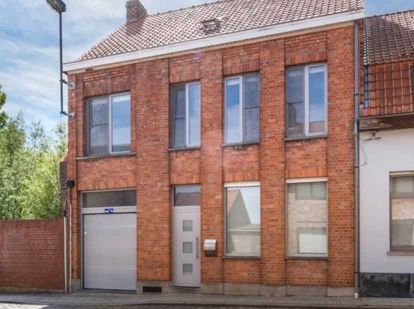 *** Nieuw TE KOOP: Halfopen woning met 4 slaapkamers en zonnige tuin in Poperinge***&lt;br /&gt;
Ideale ligging: Krombekestraat 42 Poperinge &lt;br /&gt;
Instapkl
