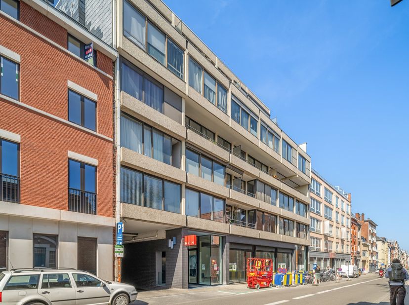 Dit lichtrijk appartement op de 4e verdieping van residentie &quot;Binnenhof&quot; ligt aan de rustige achterzijde van het gebouw op slechts 350 meter van het t