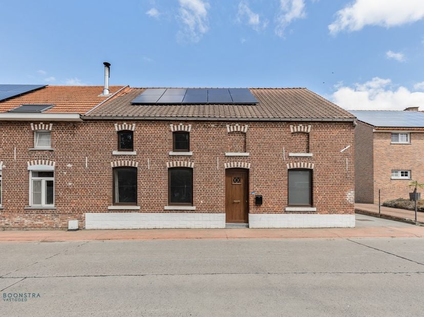 Op een uitstekende locatie te Meensel-Kiezegem bevindt zich deze woning met 2, mogelijks 3 slaapkamers en zeer ruime tuin. U geniet hier van een rusti