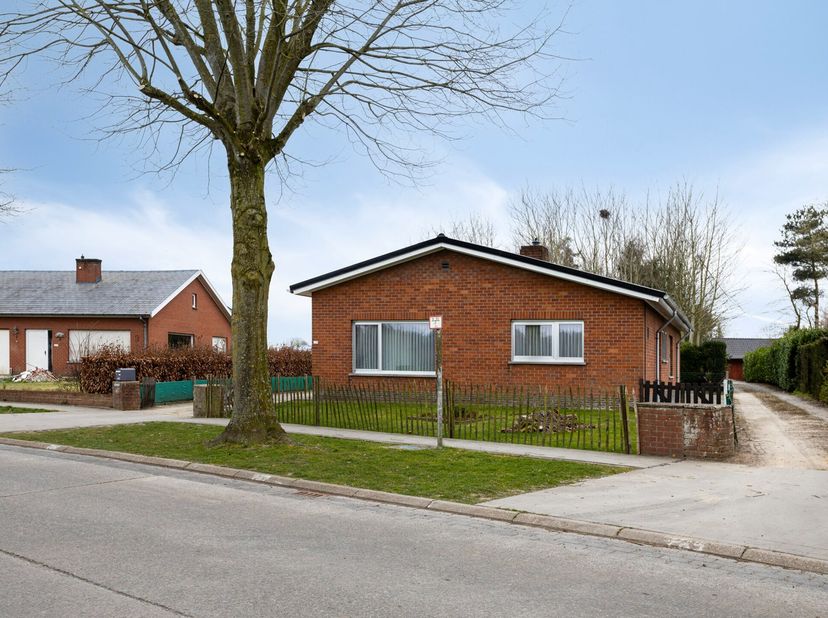 Op zoek naar een woning met tal van mogelijkheden op een rustige, maar centrale locatie? Deze gelijkvloerse, alleenstaande woning op een perceel van 5