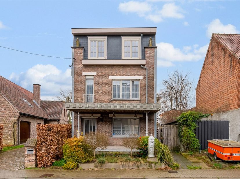 Deze open bebouwing is gelegen op een perceel van 742m² te Baardegem. De woning heeft een ruime bewoonbare oppervlakte en heel veel mogelijkheden. Bij