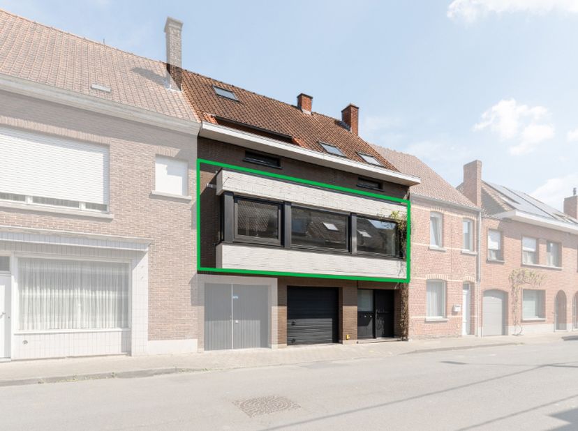 Op de eerste verdieping van een recent gerenoveerd gebouw bevindt zich dit ruime en energiezuinige appartement van 117 m².&lt;br /&gt;
Indeling:&lt;br /&gt;
&lt;br /
