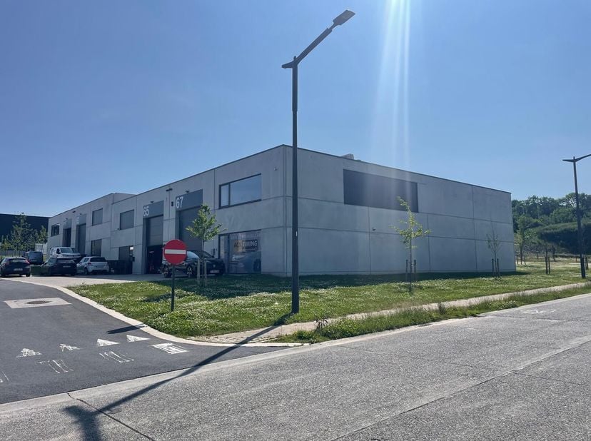 VENEZ A NOS PROCHAINES JOURNEES D&#039;OUVERTURE - Plus d&#039;infos et inscription sur https://www.zabra.be/aero.Unité PME (325 m²) à vendre dans le Business P