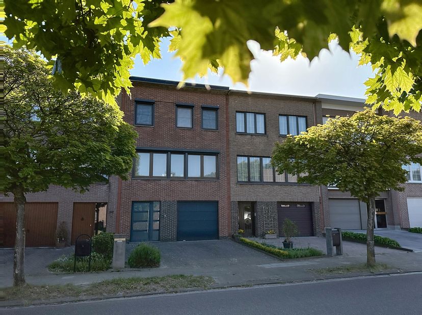 Op zoek naar een woning met veel potentieel, centraal gelegen tussen de A12 en E19 én op fietsafstand van het dorpscentrum?&lt;br /&gt;
Deze instapklare bel