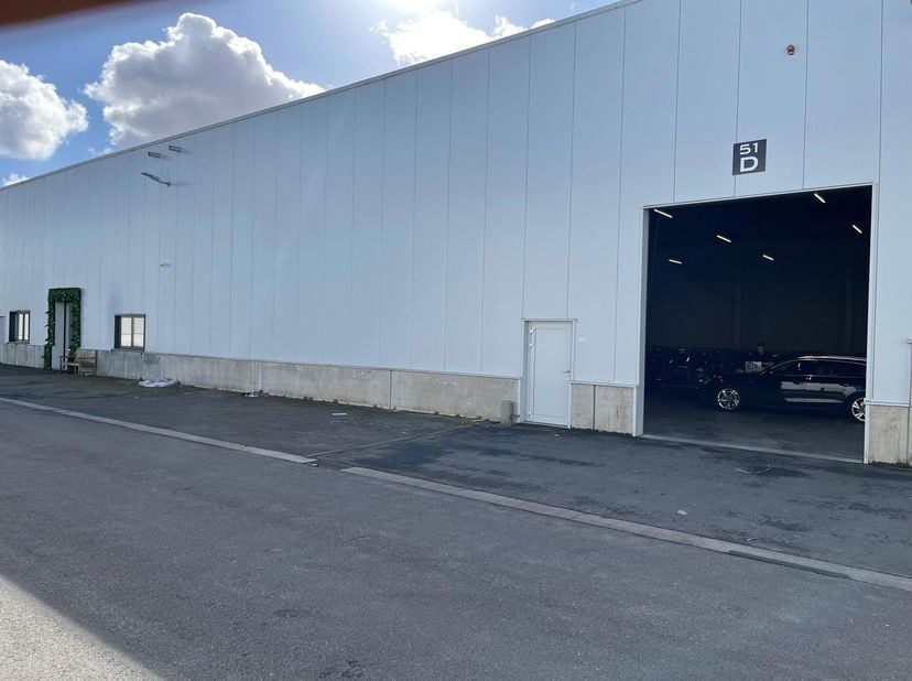 Deze recente KMO-unit van 526m² te huur is gelegen in de industriezone Terbekehof in Wilrijk, vlakbij de A12. De unit beschikt over 6 parkeerplaatsen
