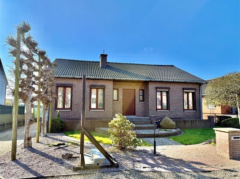 Vrijstaande, gelijkvloerse gezinswoning, volledig onderkelderd met inpandige garage op ruim, volledig omheind perceel&lt;br /&gt;
Troeven&lt;br /&gt;
·Vrij uitzic
