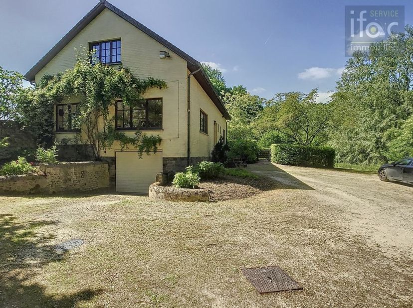 Charmante maison de campagne située dans un parc de 1HA, à distance de marche du centre de Eizer. &lt;br /&gt;
&lt;br /&gt;
Entrée privée avec portail automatique