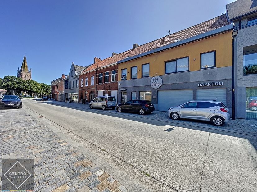 Ruim handelspand met woonst met parkeergelegenheid voor de deur en UITWEG achteraan met uitzicht op het Vijverpark op 1.713m2!&lt;br /&gt;
&lt;br /&gt;
INDELING:&lt;
