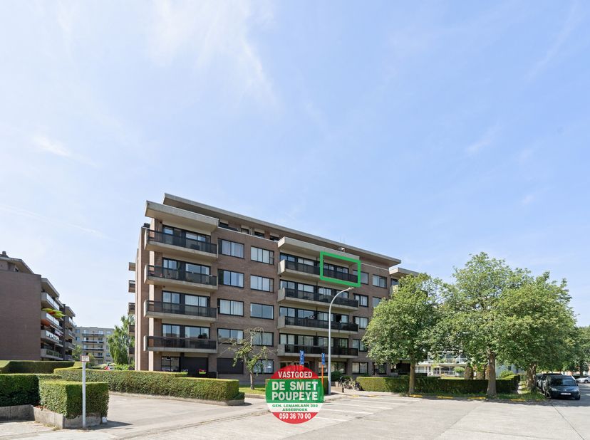 Dit ruim en goed onderhouden appartement is gelegen op wandelafstand van centrum Brugge. Dankzij de ligging op de vierde verdieping kan je genieten va