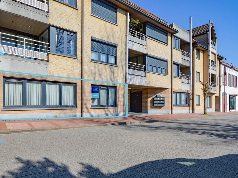 Dit goed onderhouden, gelijkvloers appartement met twee slaapkamers beschikt over een bewoonbare oppervlakte van 121 m² (volgens EPC-attest) en is gel