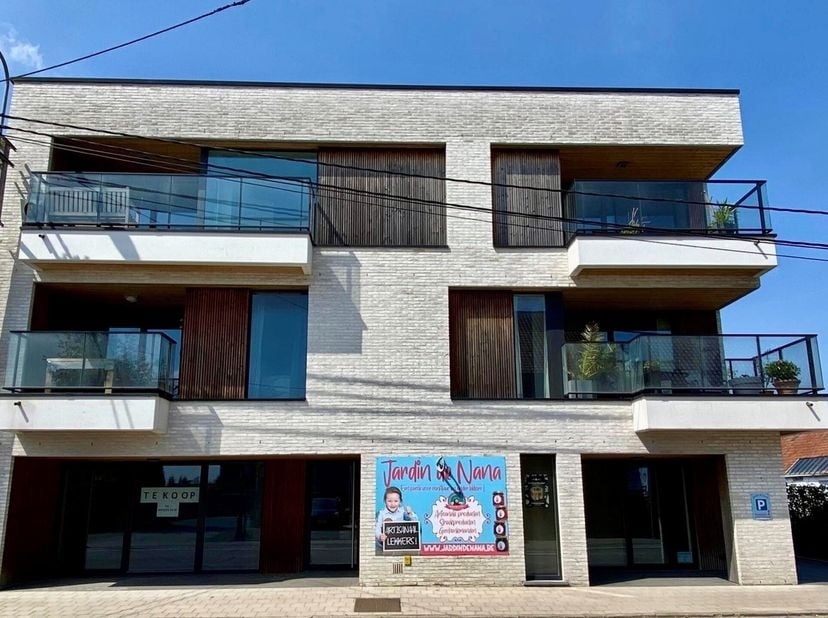 KWALITEITSVOL ENERGIEZUINIG GELIJKVLOERS APPARTEMENT/KANTOOR van 100m2 - AANGENAAM TERRAS (30m2). Keuken inbegrepen in de prijs en nog te kiezen. (MOG