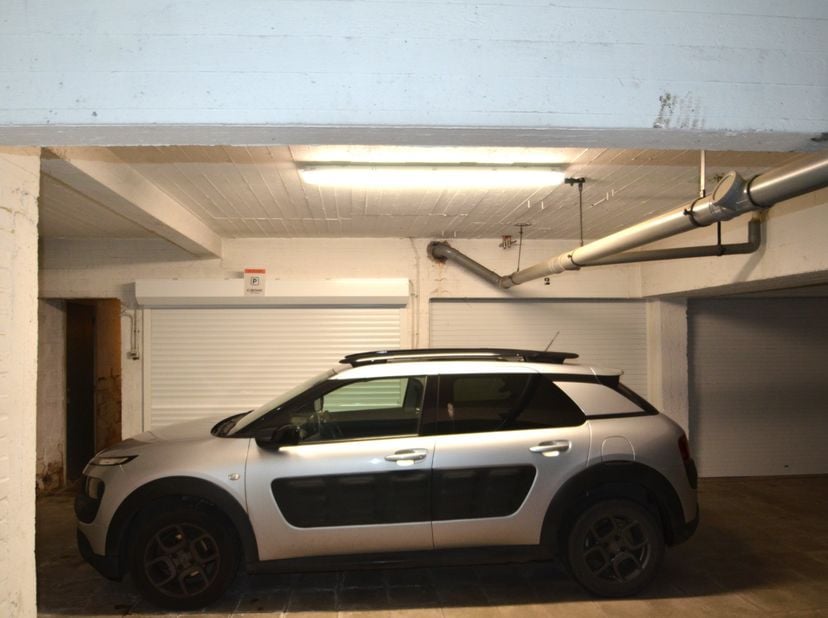 Vlot bereikbare garagebox gelegen op het gelijkvloers in de Res. Coudekercke.&lt;br /&gt;
Ruime box met ca 6,9m diepte, nieuwe rolpoort. RefG541