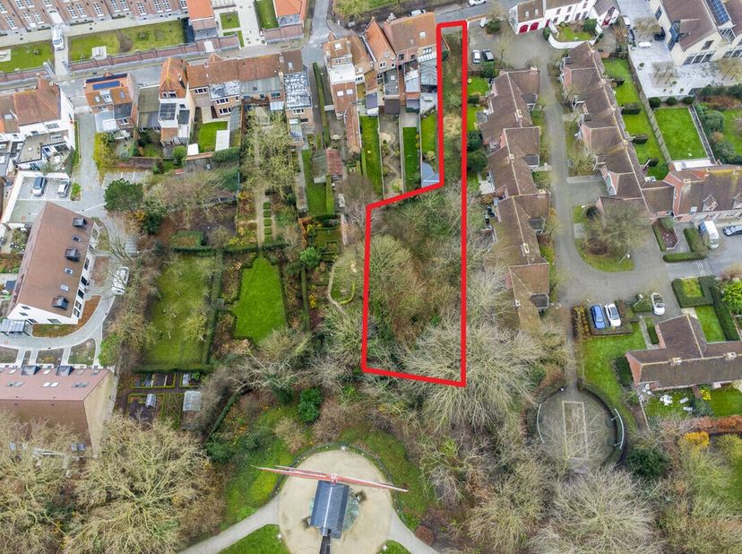 Ce terrain rare de 866 m², situé dans la Peterseliestraat à Bruges, avec vue sur le Brugse Vesten, est une occasion unique de réaliser la maison de vo