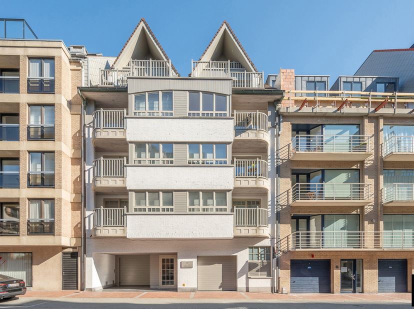 Lichtrijk en ruim appartement (98 m²), ten zuiden gelegen in de Bayauxlaan, tussen de Lippenslaan en het Casino, in een kleine, mooie residentie in An