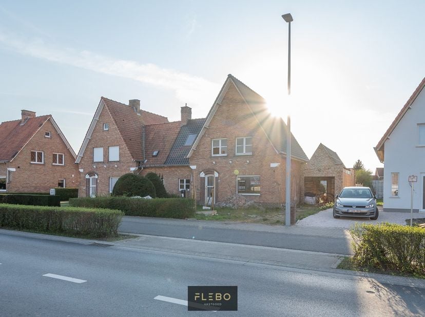 Graag stellen wij u deze verder af te werken ruwbouw voor, gelegen op een centrale en vlot bereikbare locatie in Jabbeke. Het biedt een uitzonderlijke