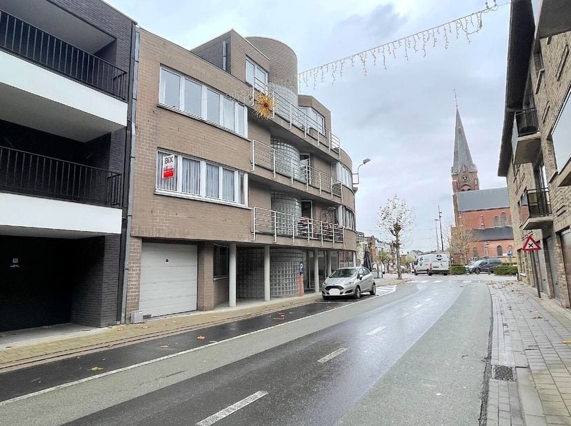 Een zeer verzorgd appartement op de 1e verdieping ....&lt;br /&gt;
Via de lift gaan we naar de 1e verdieping van deze verzorgde residentie. We komen het app