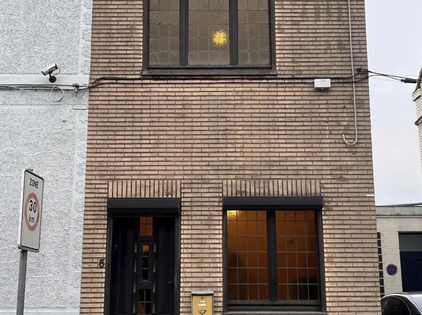 MAISON AVEC JARDIN.  &lt;br /&gt;
 &lt;br /&gt;
Maison 2 façades à remettre au goût du jour, proche de toutes commodités à Manage.  &lt;br /&gt;
Idéalement située, cett