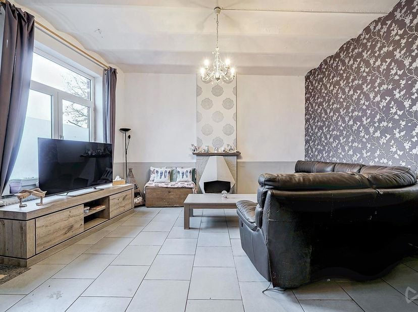 Venez découvrir cette maison de 4 chambres, à rafraichir, idéalement située en plein centre de la place Meslin-l Évêque.&lt;br /&gt;
Le rez-de-chaussée se c