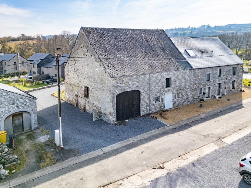 Nichée dans un cadre paisible et verdoyant, EasyHome vous présente cette superbe grange en pierre offre un potentiel exceptionnel pour un projet de ré