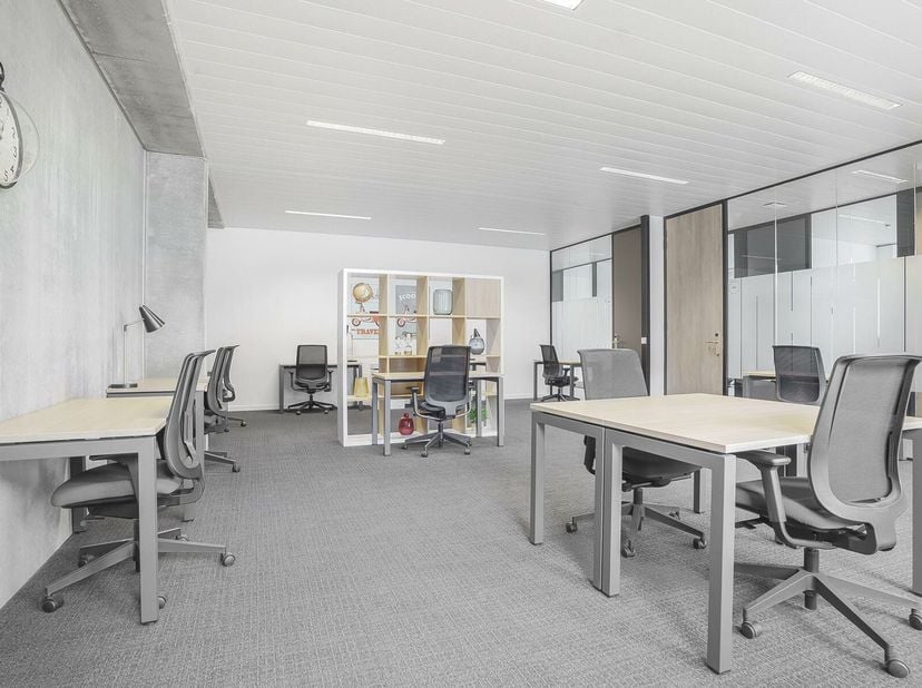 Accédez à un espace de travail lumineux et inspirant conçu pour permettre aux équipes de cinq tailles de travailler de manière performante.&lt;br /&gt;
Regu