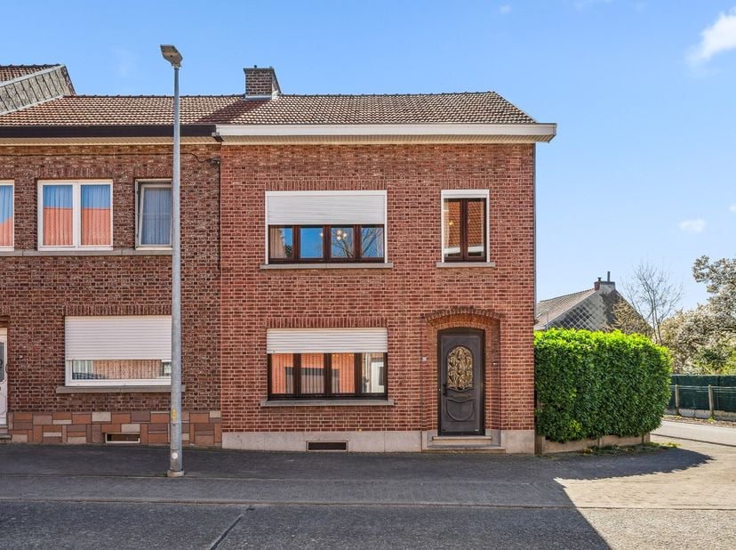 Welkom in de Gallicstraat 38, een veelzijdige woning met veel ruimte en uitbreidingsmogelijkheden. Op het gelijkvloers vind je een ruime eet- en leefr