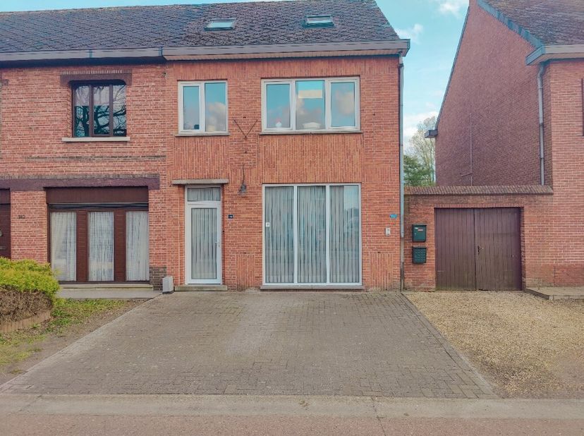 Dit gelijkvloers appartement is gelegen langs de Kiezelweg in Mol Rauw. Nabij winkels, mooie wandellocaties, scholen en restaurants.&lt;br /&gt;
Via de inko