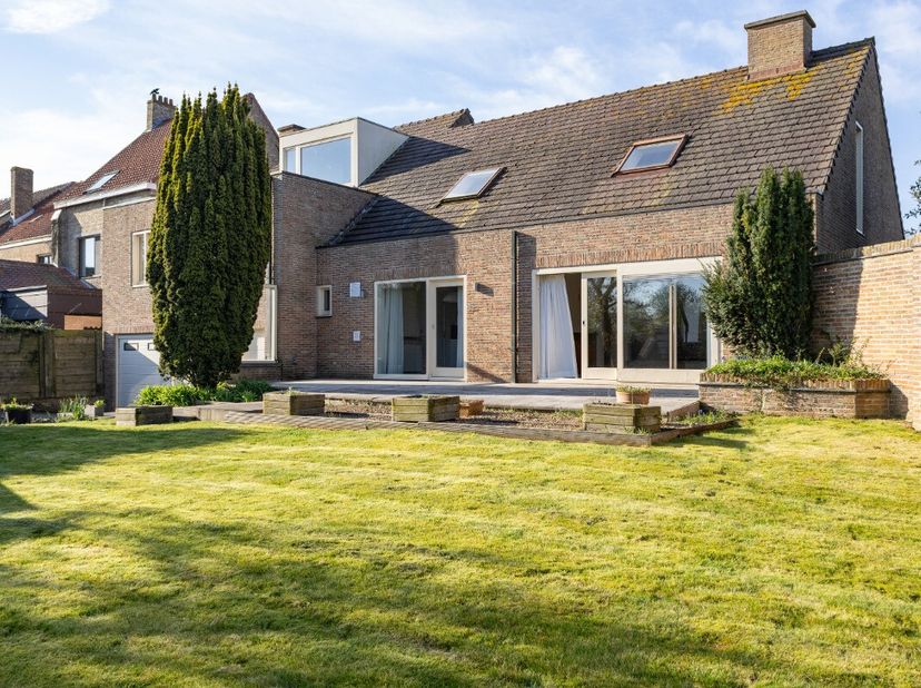 Veurne : Villa à rénover avec grand jardin et double garage Située dans la partie résidentielle de la Pannestraat à Furnes, cette villa à rénover repr