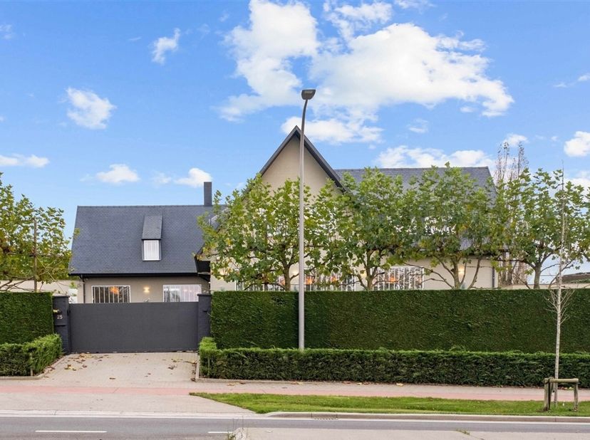 GROTE mooi gerenoveerde VILLA, op een commerciële ligging. Zwembad, wellness (sauna), mooi aangelegde omheinde tuin met buitenkeuken, dubbele garage/a