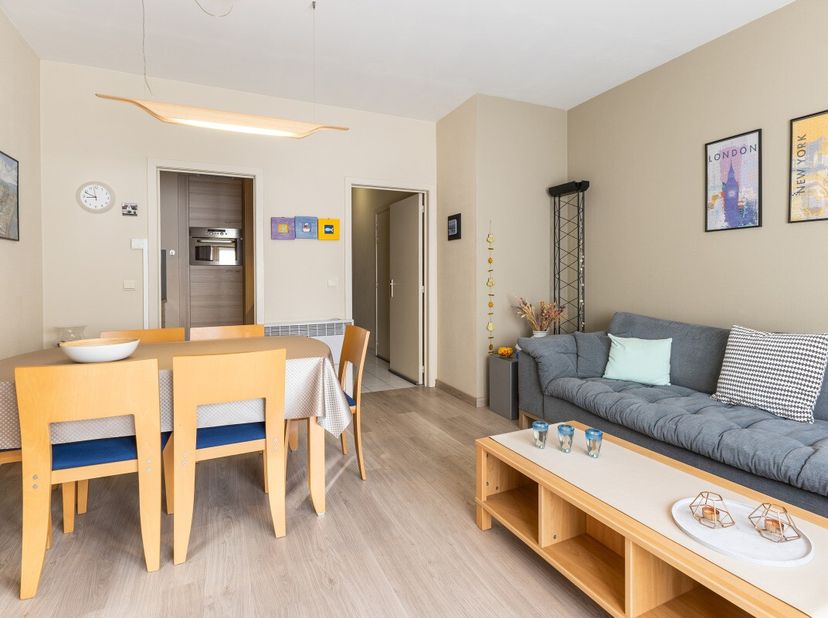 Blankenberge: Appartement ensoleillé avec 2 chambres à vendre à deux pas de la digue! À larrière de la digue à Blankenberge, nous trouvons ce bel appa
