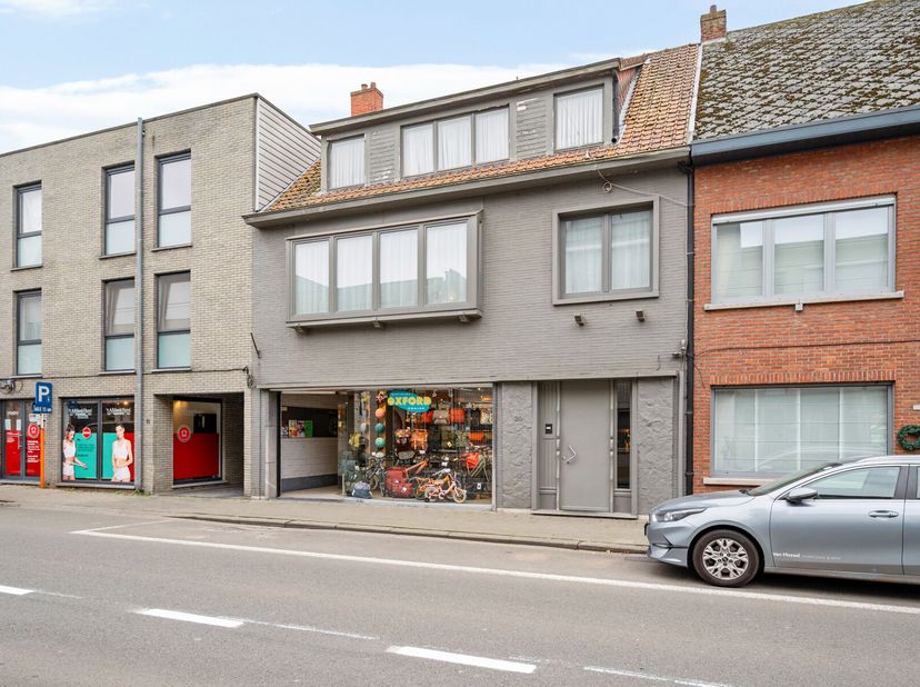 Ben je op zoek naar een commerciële toplocatie met woonst en magazijn? Dit handelshuis in het hart van Nijlen biedt eindeloze mogelijkheden! Momenteel
