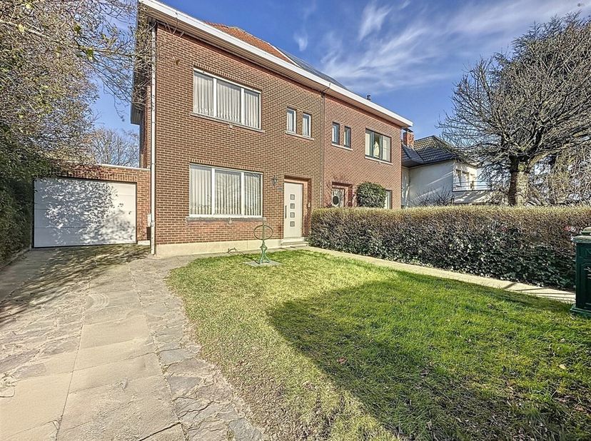Halfopen bebouwing met 3 slaapkamers, ruime garage en leuke tuin op toplocatie!&lt;br /&gt;
BEZOEKMOMENT 23 maart tussen 14u en 17u te reserveren via sms 04