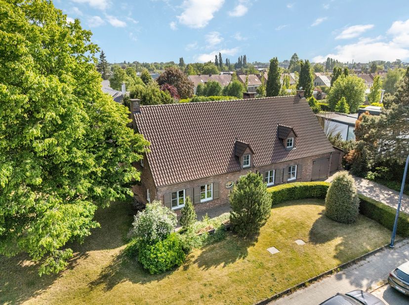 Deze ruime villa, oorspronkelijk gebouwd in 1970 en grondig gerenoveerd in 2021, is gelegen in een rustige éénrichtingsstraat in het hart van Kontich.