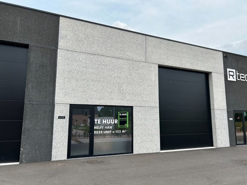 Deze kmo-unit (loods, atelier, magazijn, commerciële ruimte)  in het nieuwe KMO-park RIVA is centraal gelegen in de driehoek Tielt-Deinze-Waregem en i