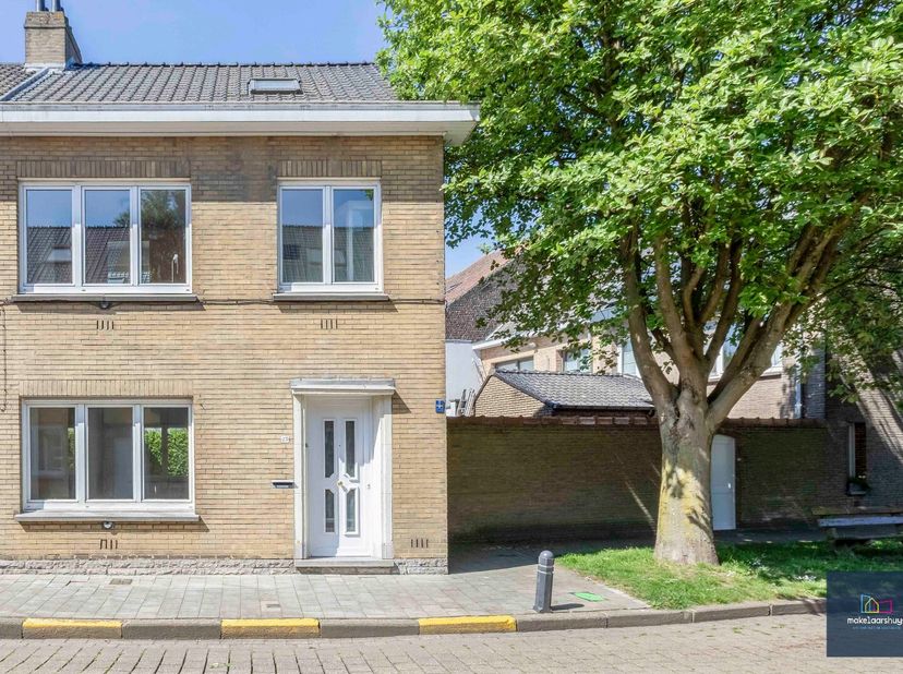 Ga naar www.makelaarshuys.be,  klik op te koop , ga naar het pand en schrijf u in voor de bezoekdagen op zaterdag 17/05/2025 en maandag 19/05/2025.&lt;br