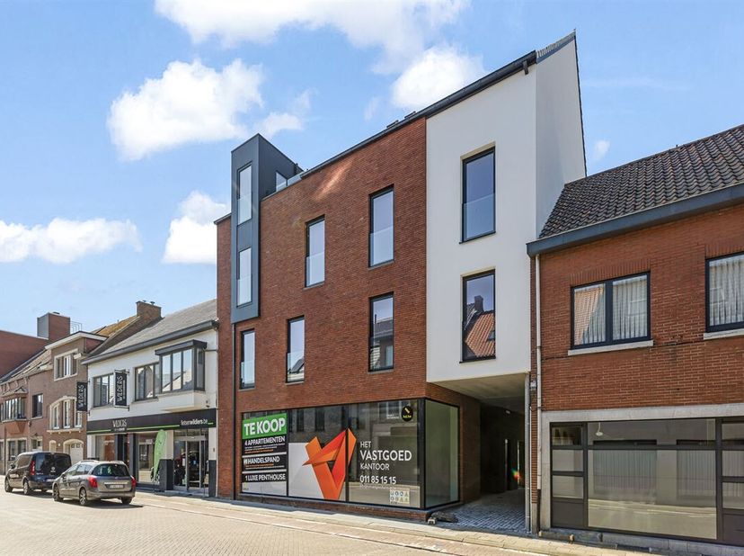 Handelsruimte van 195m² met grote raampartijen, open structuur voor talloze mogelijkheden en ruime parkeermogelijkheden aan de achterzijde met toegang