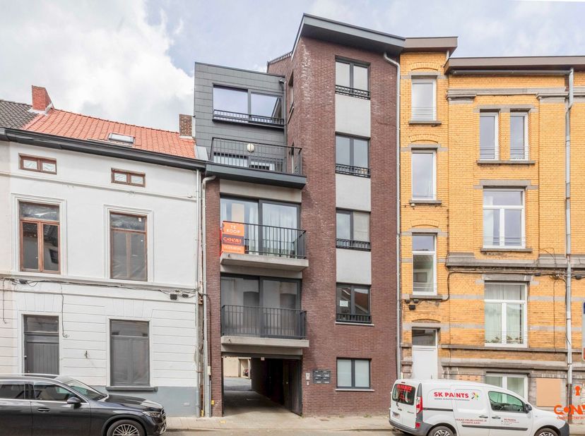 In deze kleinschalige residentie nabij het historisch centrum vinden we dit instapklaar tweeslaapkamersappartement terug. Lokale handelaars en het ope