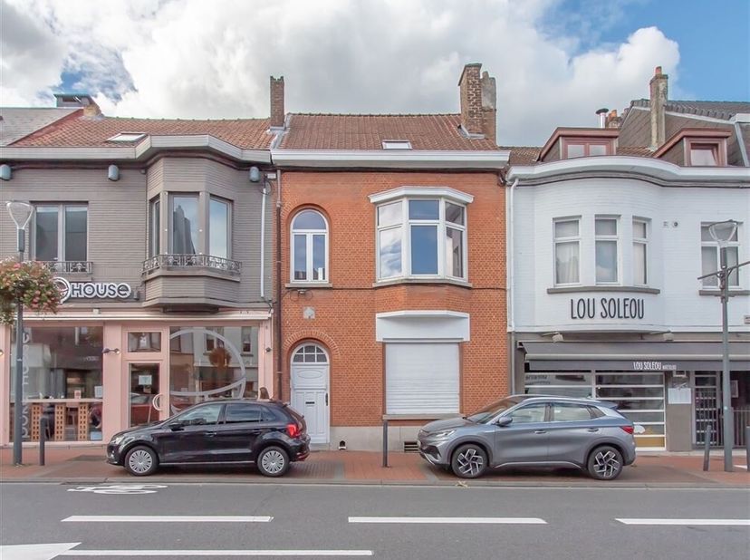 Waterloo Centre - Bevoorrechte ligging in hartje Waterloo, op loopafstand van openbaar vervoer, winkels en voorzieningen voor deze tussenwoning gelege
