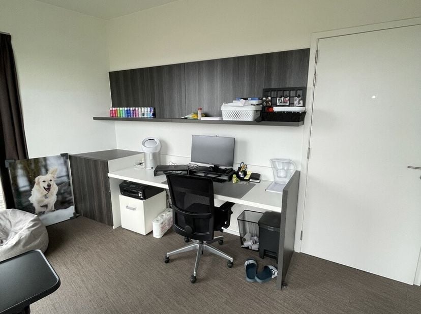 Recente trendy studentenkamer met eigen sanitair, gelegen op de zevende verdieping in residentie &#039;Woods&#039;. De kamer heeft twee grote raampartijen die z