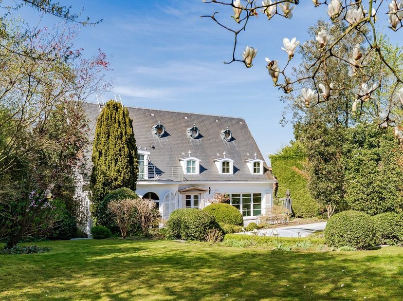 À deux pas de l&#039;Observatoire, au Dieweg, cette charmante villa familiale de 1970 est nichée dans un écrin de verdure paysagé, parfaitement orienté ple