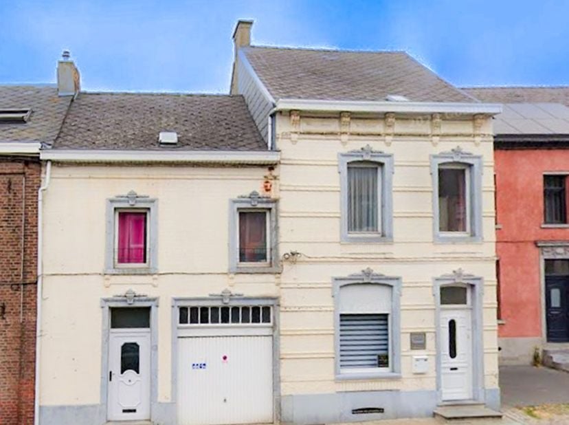 Situé dans l’entité de Morlanwelz, au cœur du village de Carnières, cet ensemble immobilier rare offre de nombreuses possibilités d’investissement ou