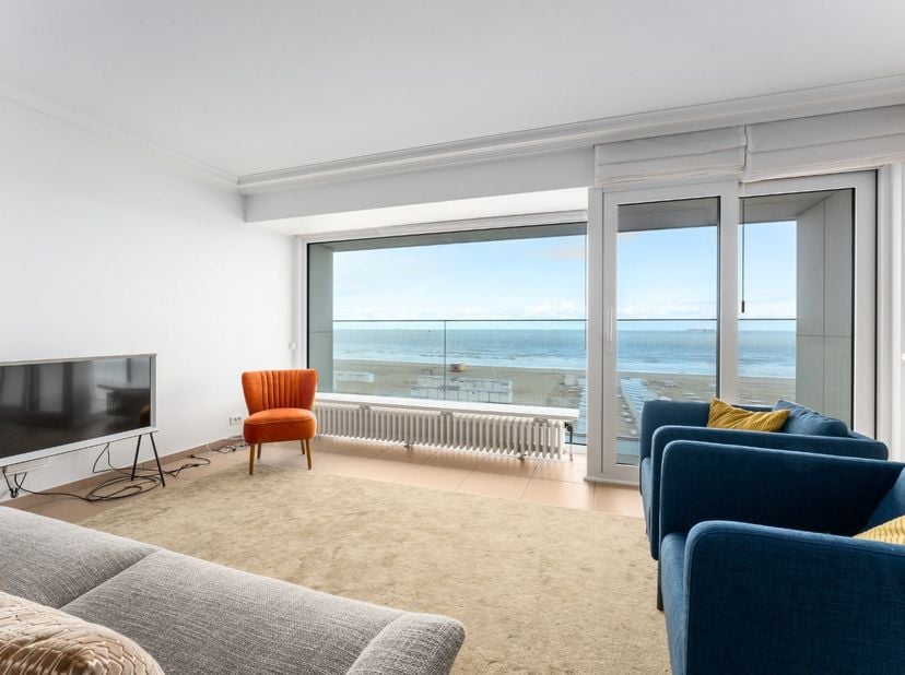A LOUER: appartement meublé avec 3 chambres et vue frontale sur la mer !&lt;br /&gt;
Composition: hall d&#039;entrée avec toilettes et vestiaire, débarras pour l