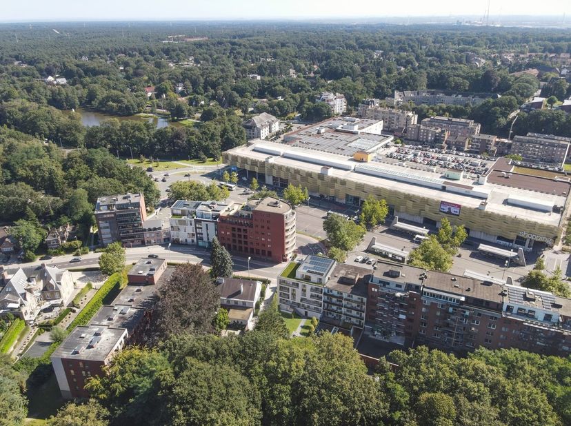Ben je op zoek naar een uitzonderlijke locatie voor jouw zaak? Dit kleinschalige en exclusieve nieuwbouwproject, gelegen aan de Weg naar As 33-35, bie