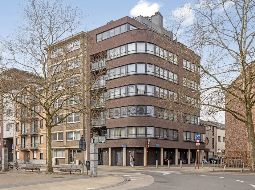 Dit lichte en ruime appartement, gelegen op de vierde verdieping, biedt de perfecte combinatie van comfort en een centrale ligging. Het appartement be