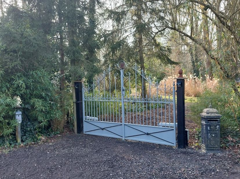 Ontdek dit unieke stuk recreatieland in het prachtige Westerlo, gelegen in een doodlopende straat en omgeven door weelderig groen. Dit vergunde percee