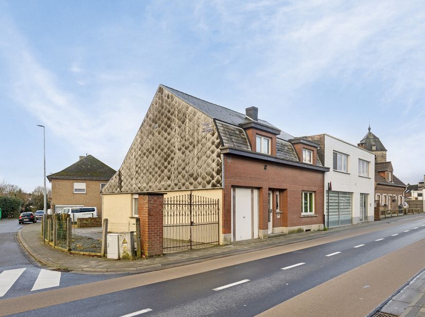 Maison très bien située et à rénover à Hekelgem. La propriété se trouve à distance de marche de plusieurs magasins, des transports en commun, des écol