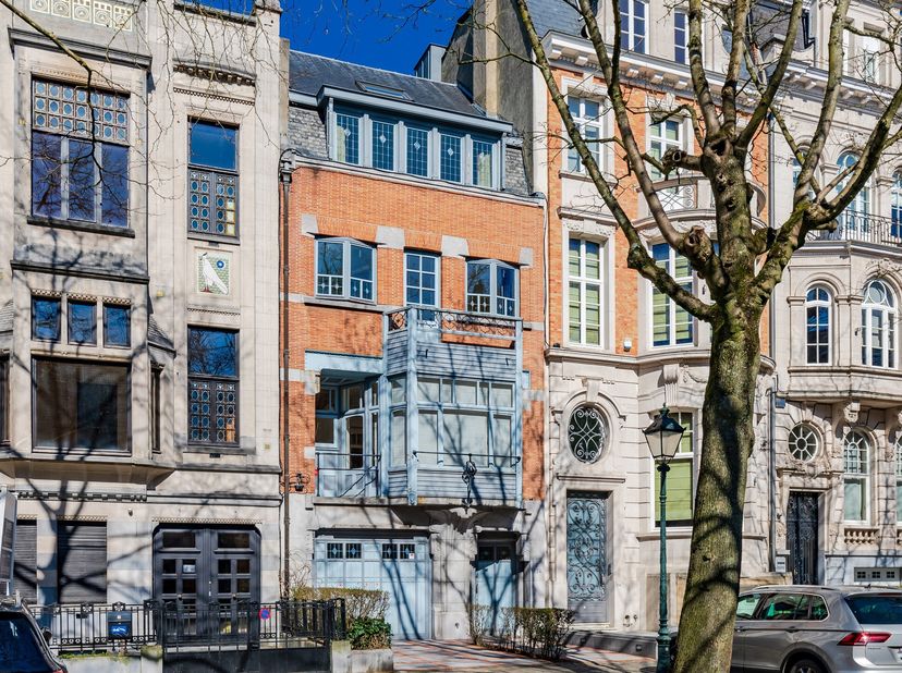 Dit prachtige maison de maître ligt aan de prestigieuze Avenue Molière en valt meteen op door zijn opmerkelijke gevel uit 1912, ontworpen door archite